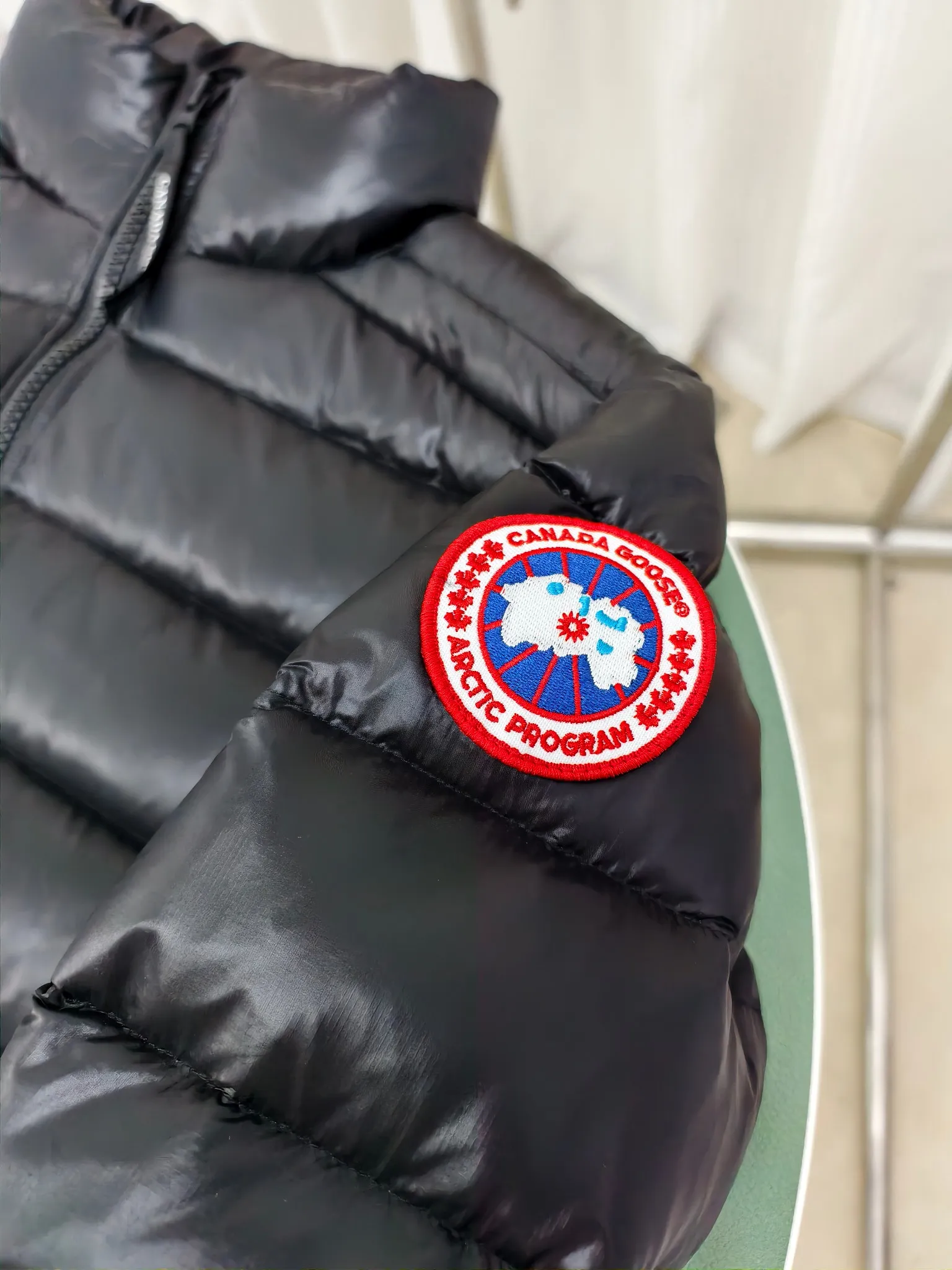 P880 2228M model (high version) Canada goose Crofton down jacket, this is a down jacket suitable for late autumn and early winter: on cold and rainy mornings, it can be used as a layer of warmth inside the rainproof jacket, and can be worn alone in the late autumn and early winter with a little bit of coolness. Filled with white duck down. The Crofton Jacket is a versatile, lightweight and versatile piece that even packs itself in for easy transport. The inner layer has removable elastic straps, making the jacket easy to carry on the shoulder and hands-free. 2 zippered hand pockets with fleece fabric on the knuckle side for softness and warmth. Color: black with black label, black with red label, ocean blue, superoxide blue, silver birch red label, silver birch black label Size: XS-2XL